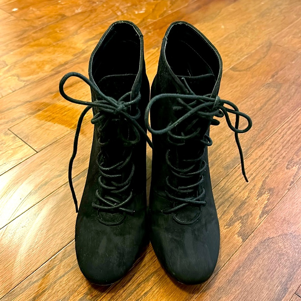 Oh so cute tie up boots. Midnight black.